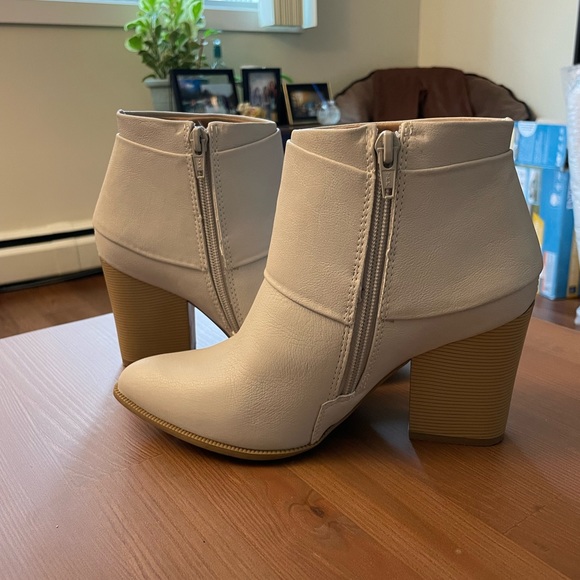 Cream Brazilian leather and gold, block heeled, booties in women’s size 5.5 - Picture 4 of 6